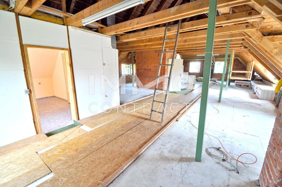 Dachgeschoss mit Blick in ein Zimmer