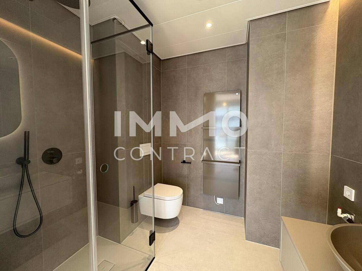 Modernes Badezimmer mit Dusche & WC