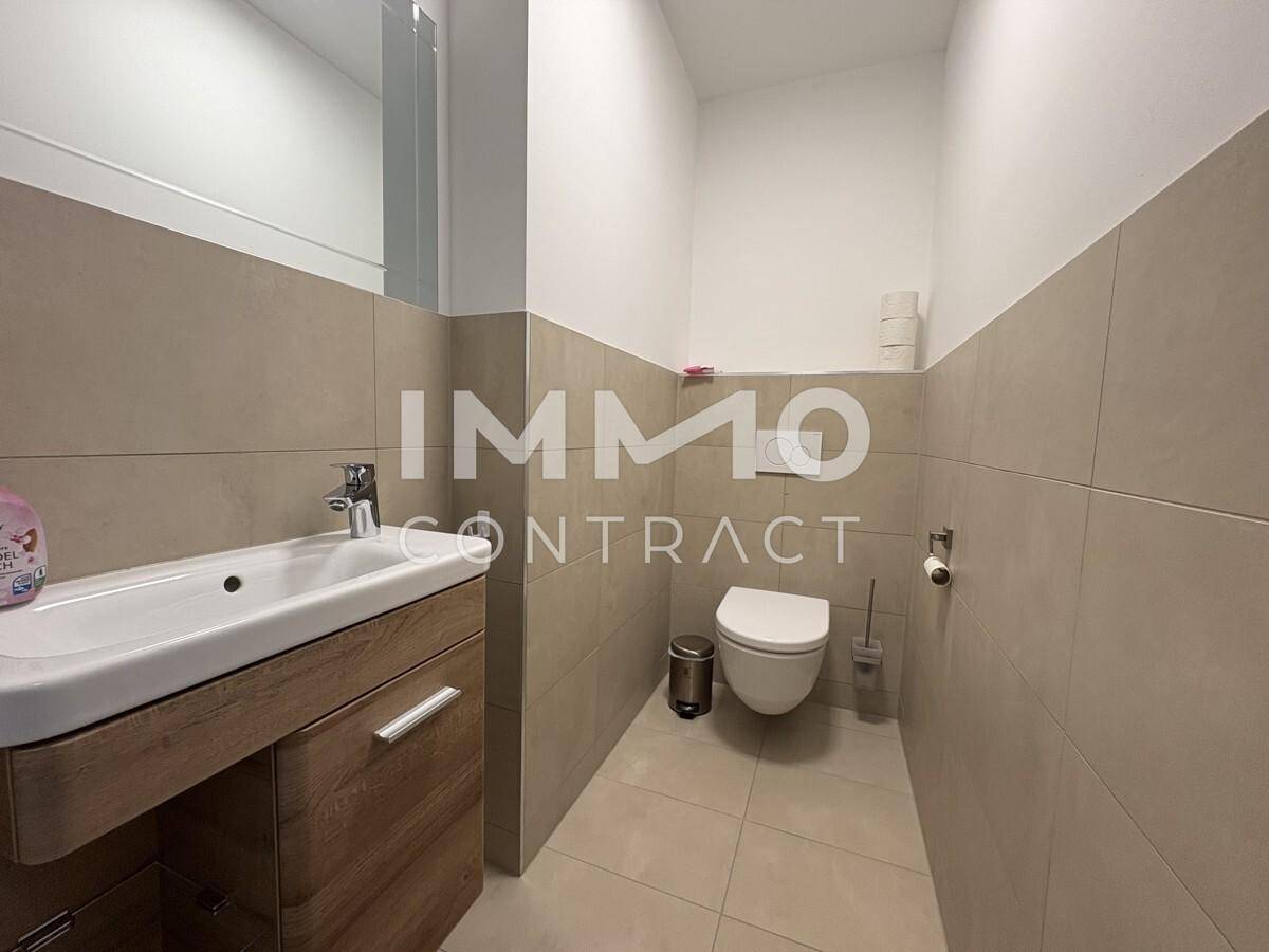 Separates WC mit Handwaschbecken