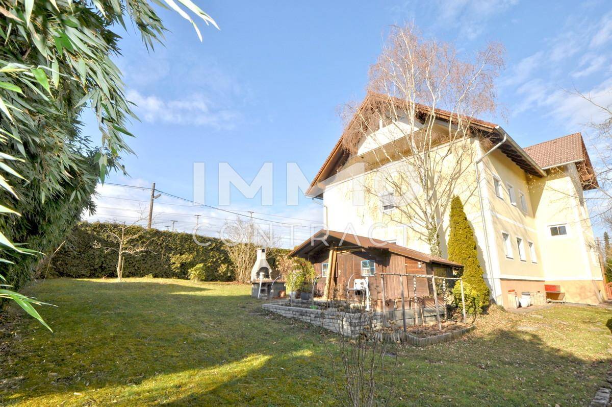 Blick auf das Haus - Die Loggia - Den nur zur Wohnung gehörenden Garten mit Gartenhütte und Wasserzuleitung