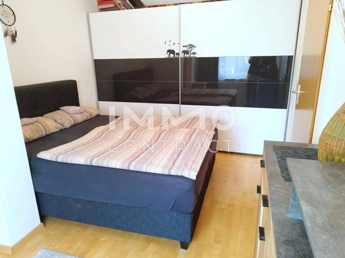 Schlafzimmer 2 mit großem Kleiderschrank