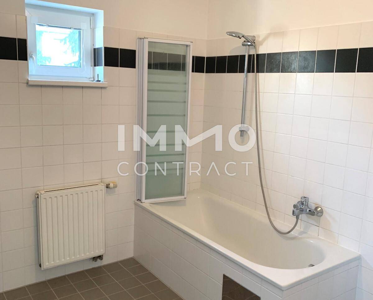 Badezimmer mit Fenster und Badewanne