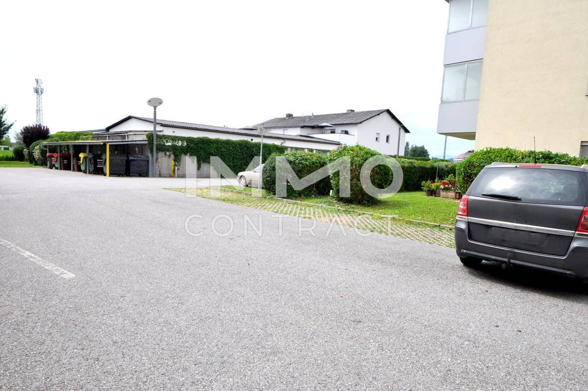 Zufahrt zum Haus in einer Sackgasse - Besucherparkplätze im Areal