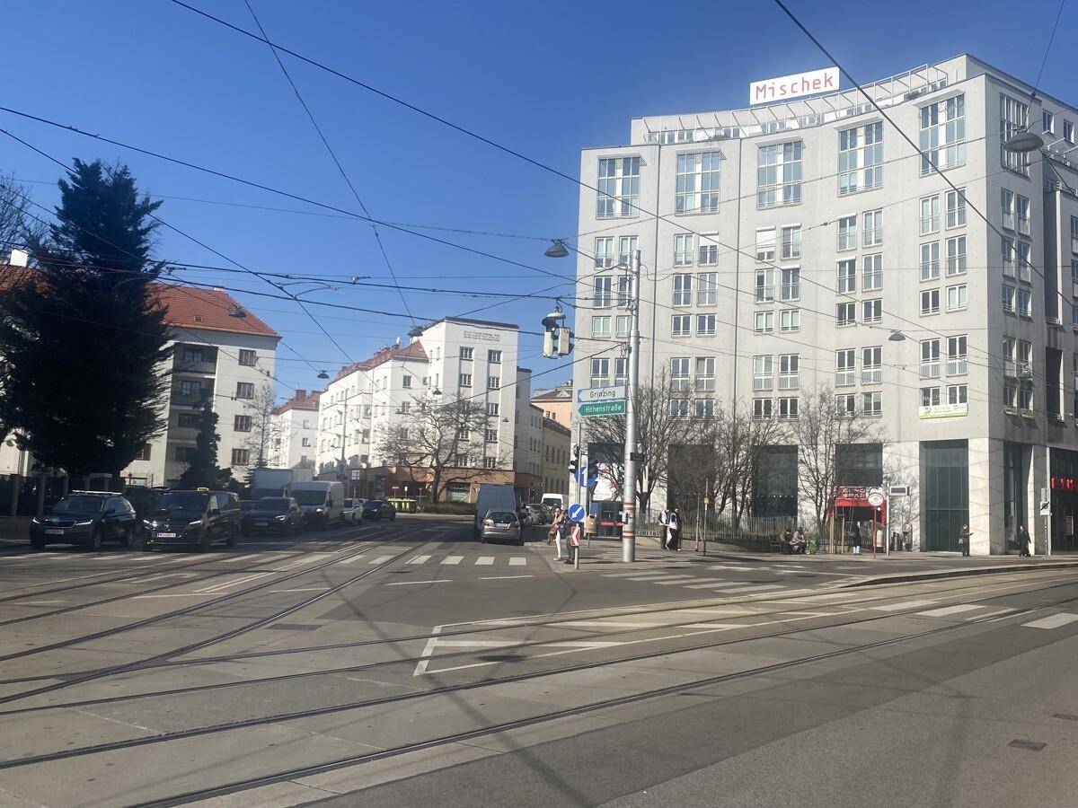 U6 und Straßenbahn in der Nähe