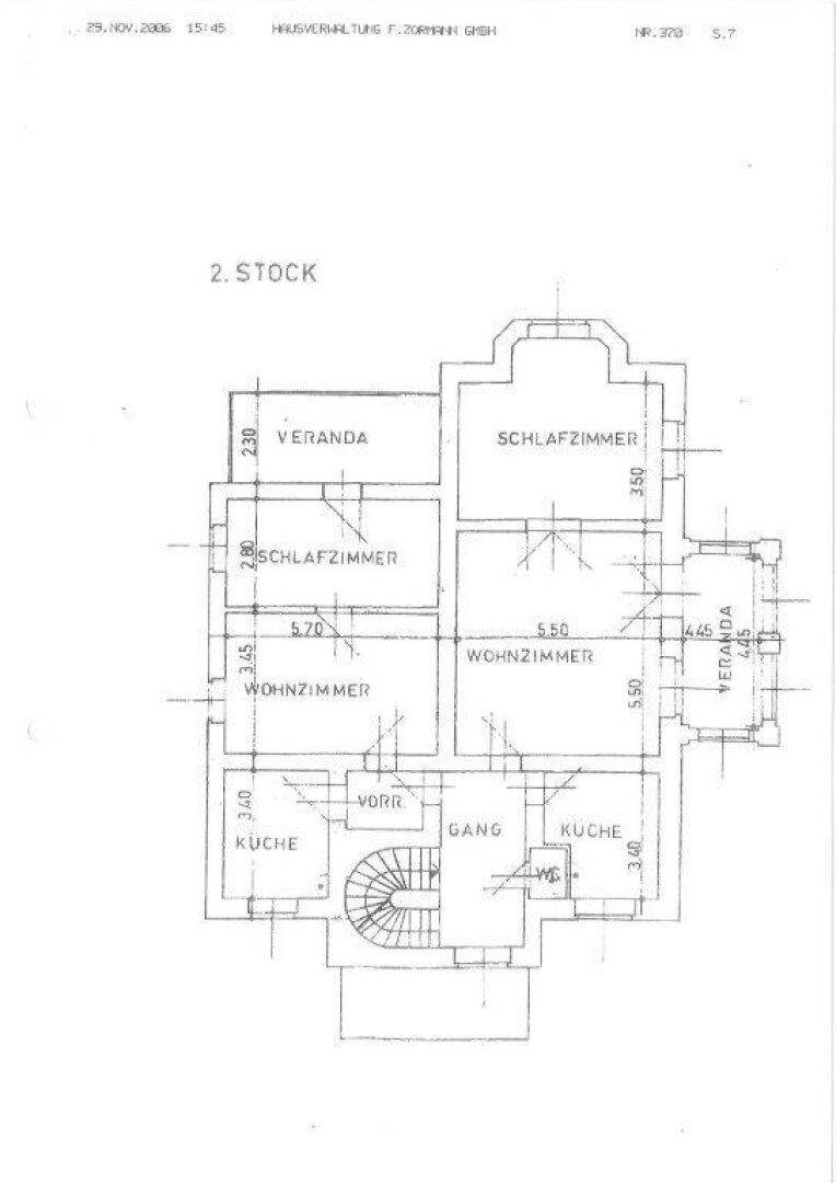 Grundriss des zweiten Stocks mit Wohnzimmern, Schlafzimmern, Küchen und Veranden.