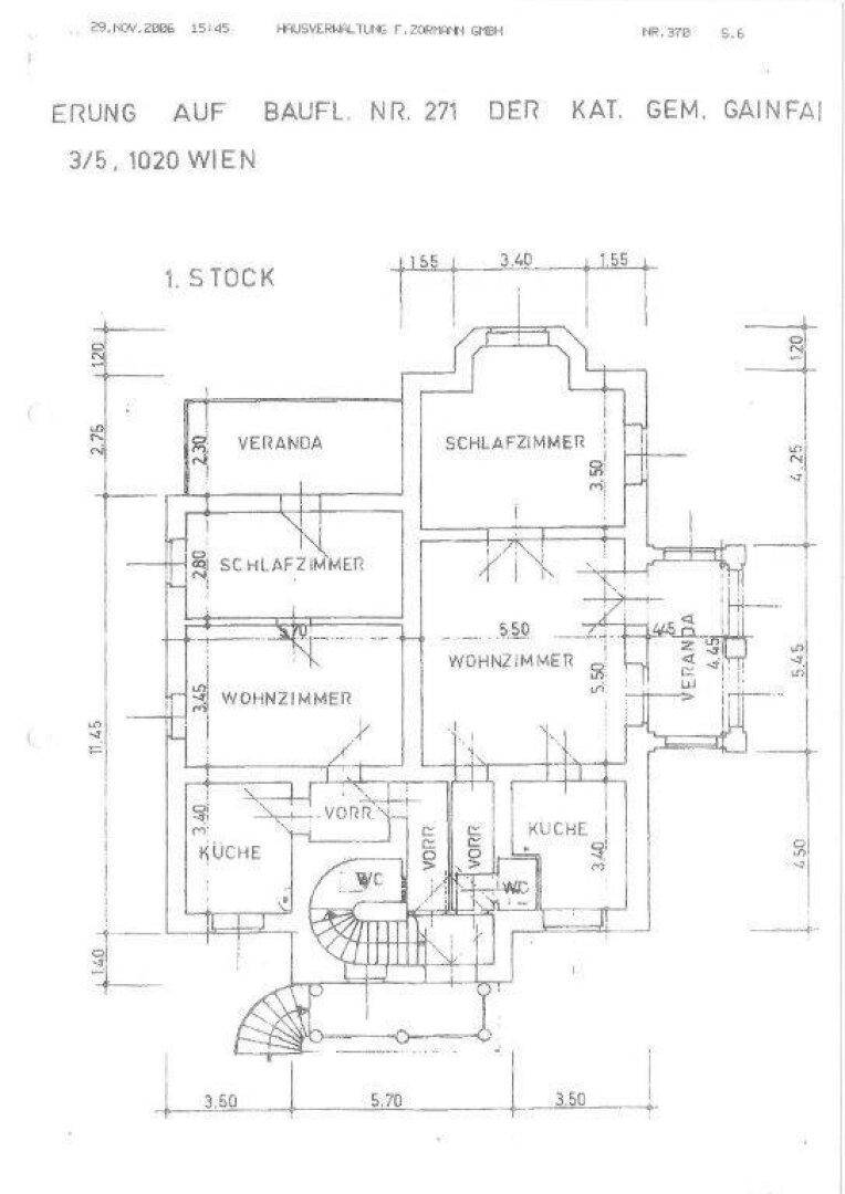 Grundriss des ersten Stocks mit Wohnzimmern, Schlafzimmern, Küchen und Veranden.