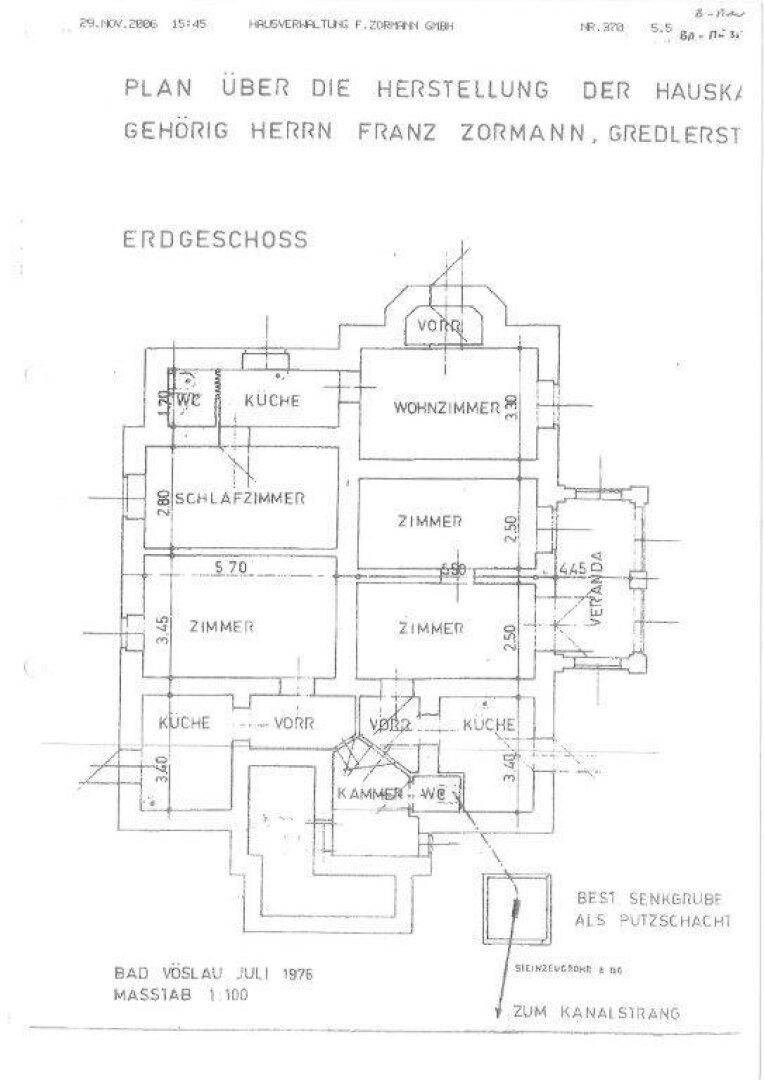 Grundriss des Erdgeschosses mit Wohnzimmer, Schlafzimmer und zwei Küchen.