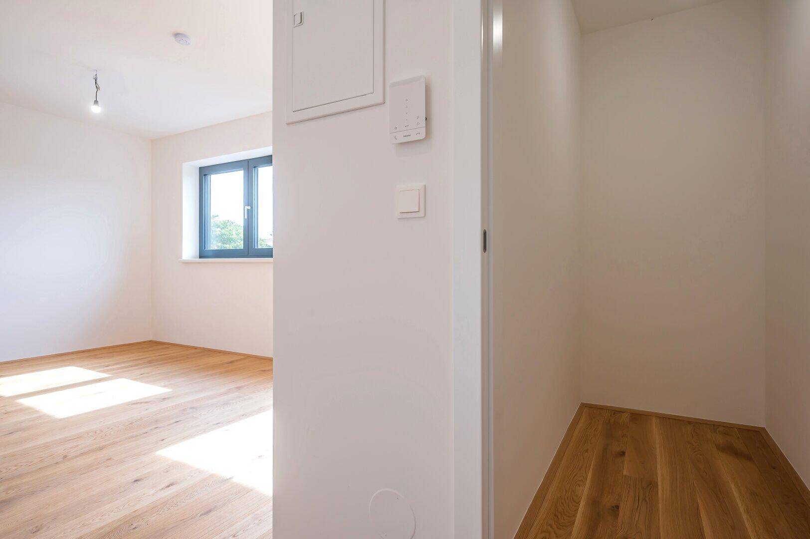 Praktischer Abstellraum mit Eichenparkettboden, ideal für zusätzlichen Stauraum.