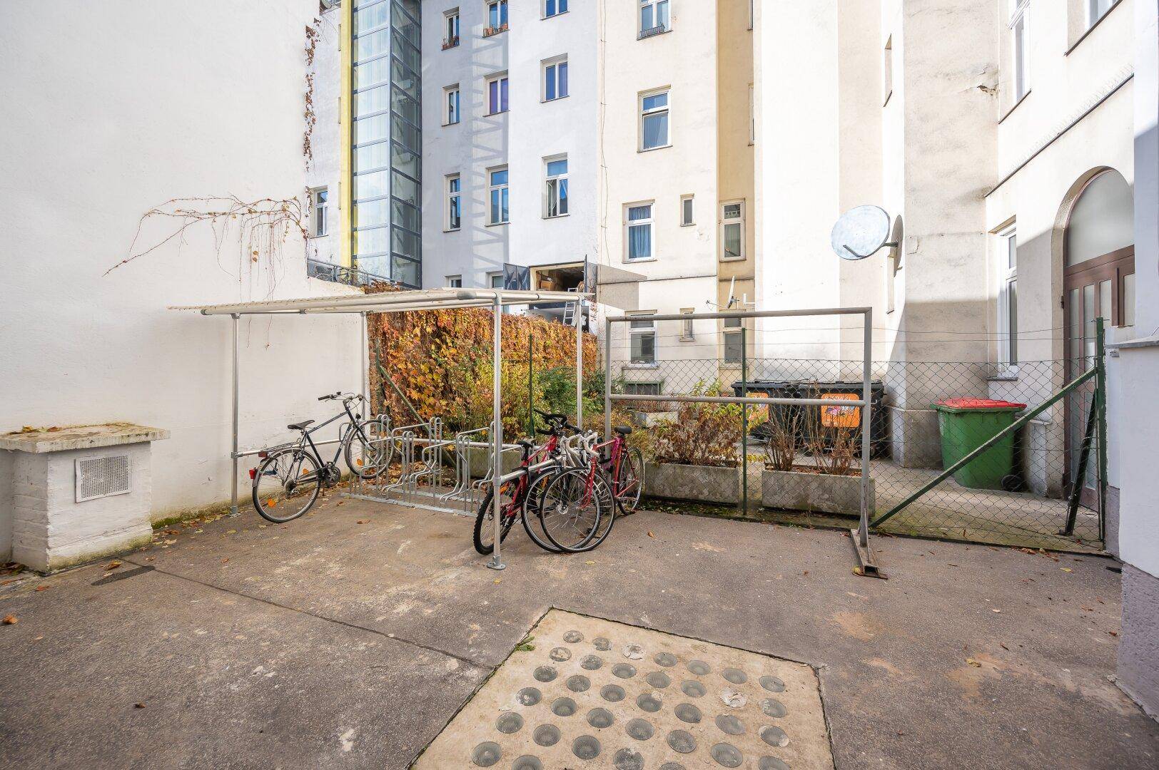 Innenhof mit Fahrradabstellplatz und Begrünung, bietet praktischen Stauraum.