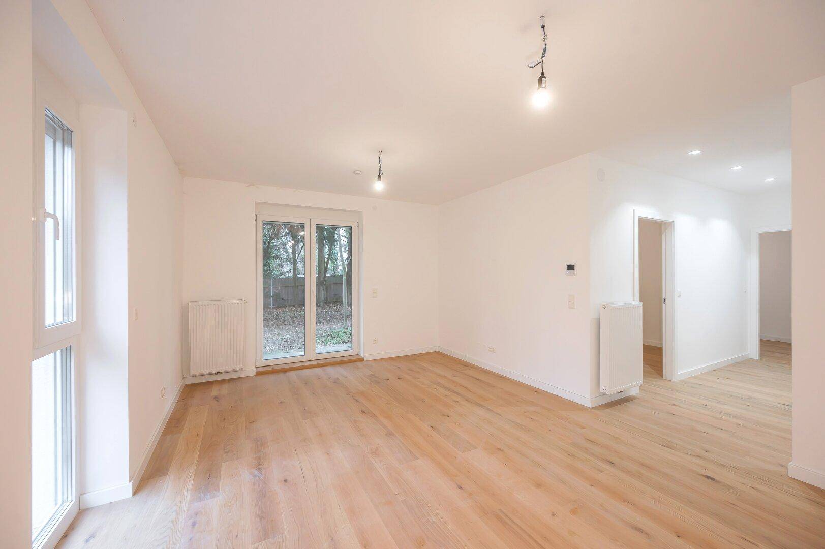 Geräumiges, helles Zimmer mit Parkettboden und Blick ins Grüne.