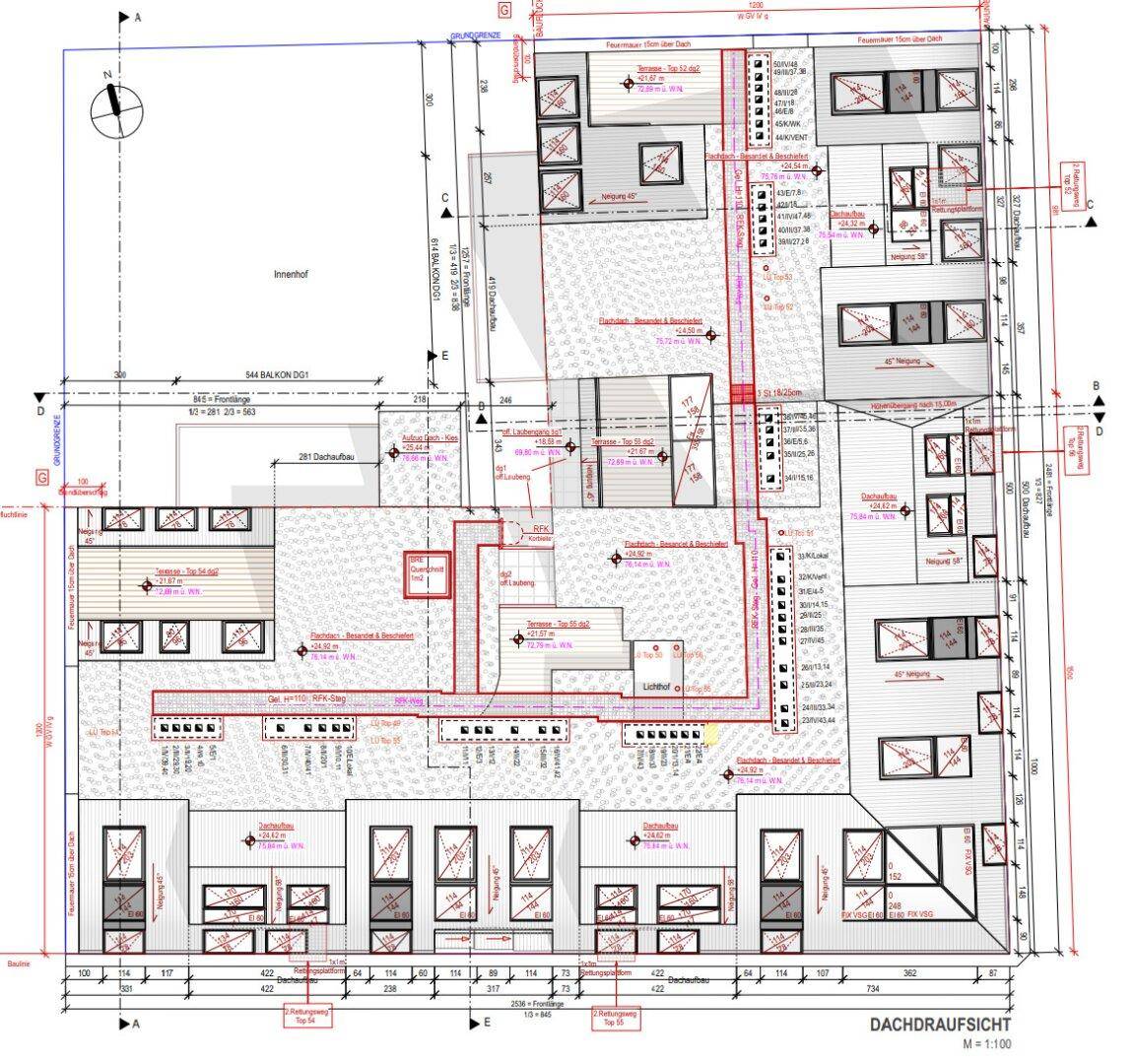 Dachaufsicht des Gebäudes mit Terrassen, Innenhof und Dachschrägen.