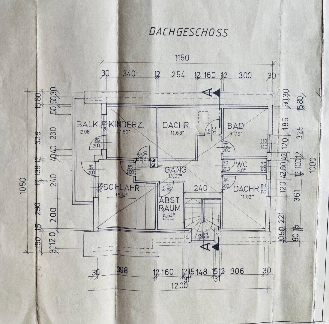 Grundriss des Dachgeschosses mit Schlafzimmer, Kinderzimmer, Bad, WC und Balkon.