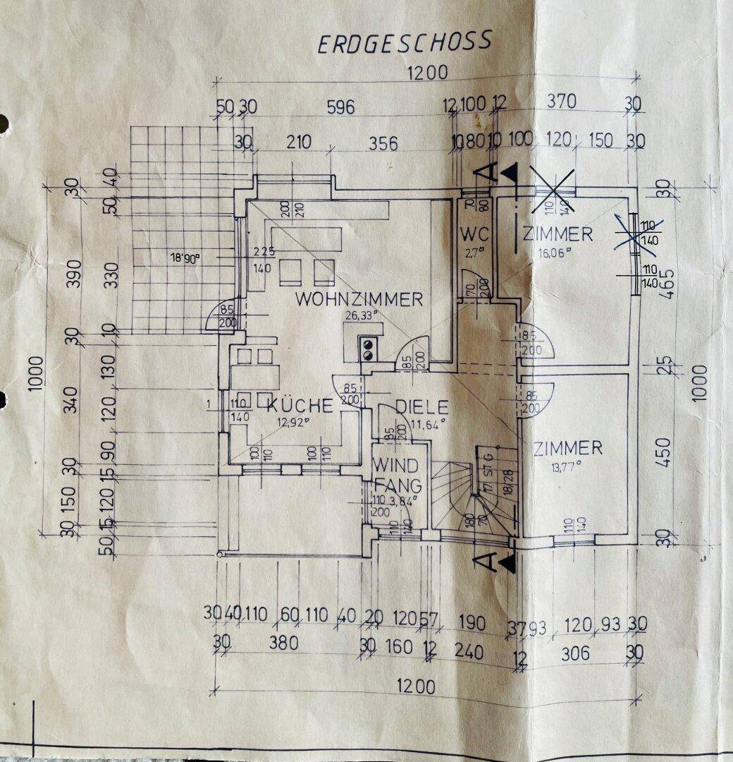 Grundriss des Erdgeschosses mit Wohnzimmer, Küche, WC und zwei weiteren Zimmern.