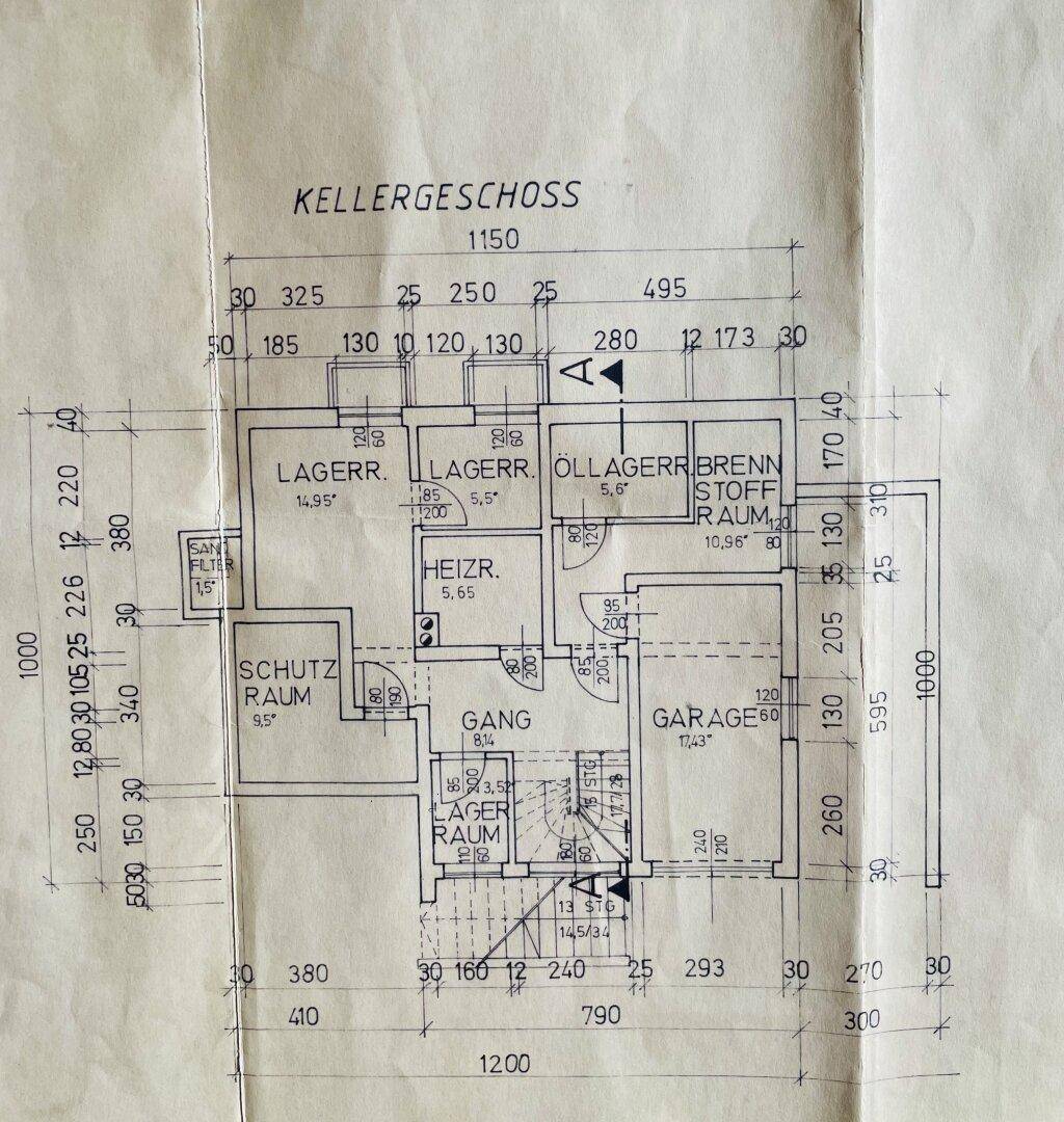 Grundriss des Kellergeschosses mit Lagerräumen, Heizraum, Öllager und Garage.