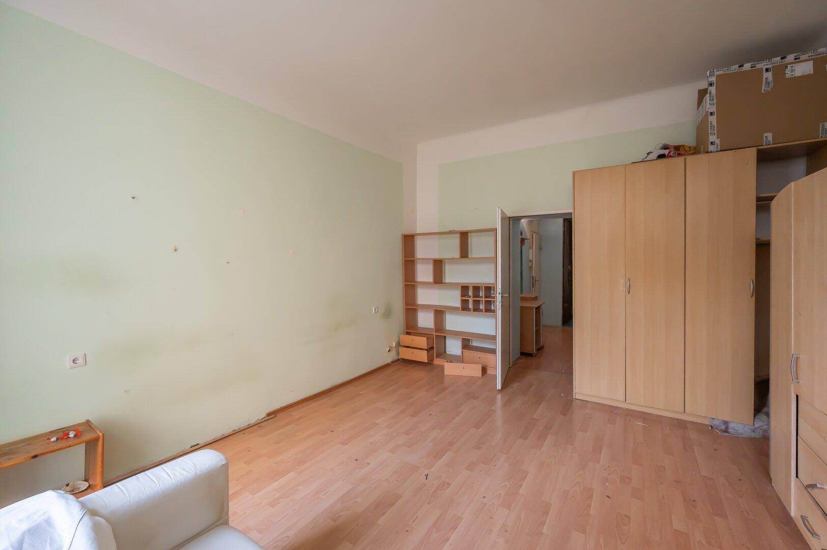 Großes Zimmer mit Laminatboden und Schränken, ideal für eine Neugestaltung nach individuellen Wünschen.