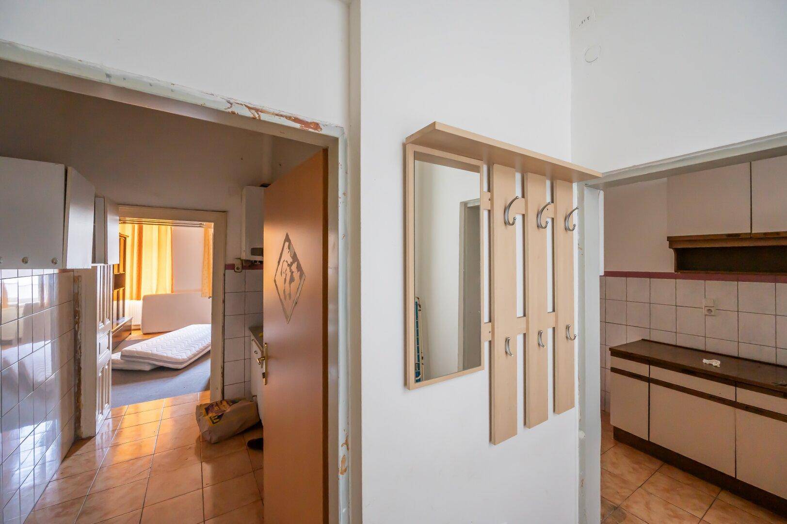 Flur mit Garderobe und Zugang zur Küche sowie weiteren Wohnbereichen.
