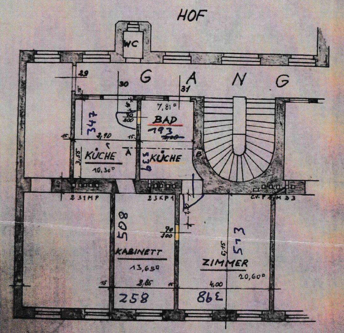 Handgezeichneter Grundriss mit Zimmern, Bad, WC und Treppenhaus.