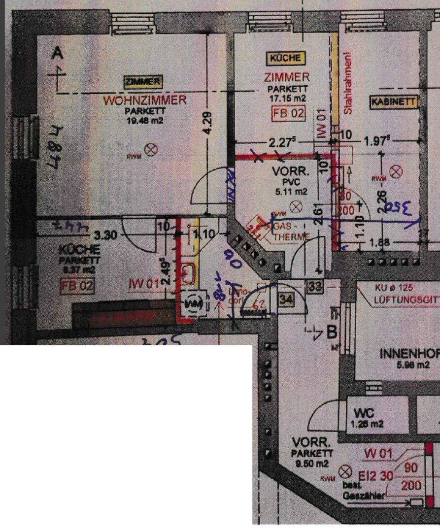Detaillierter Grundriss mit Raumaufteilung für Wohnzimmer, Küche und weitere Bereiche.