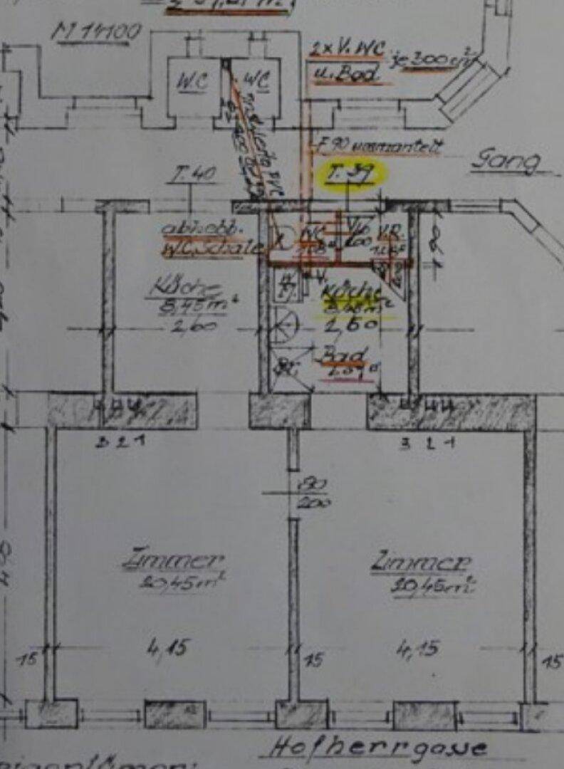 Handgezeichneter Grundriss mit Zimmern, Bädern und Maßen.