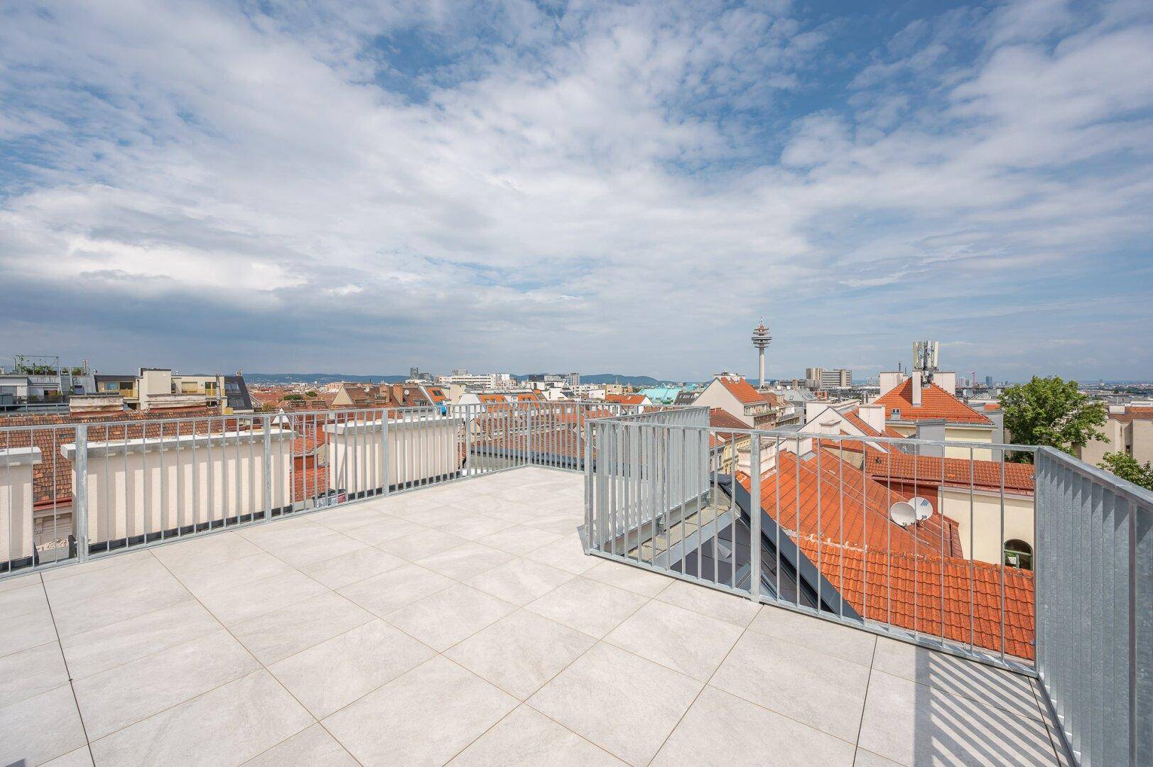Weitläufige Dachterrasse mit Panoramablick über die Dächer der Stadt.