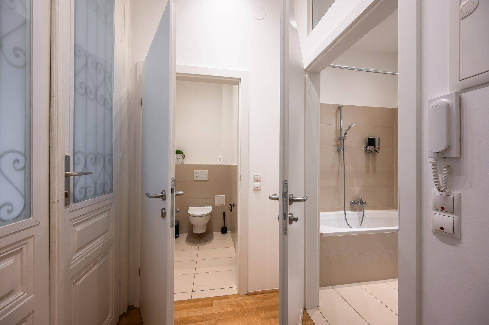 Heller Flur mit Holzboden und Zugang zu Badezimmer und Gäste-WC.