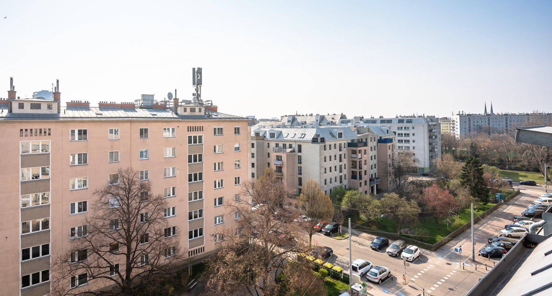 Weitläufiger Blick über die Stadt mit Wohngebäuden und Straßen.