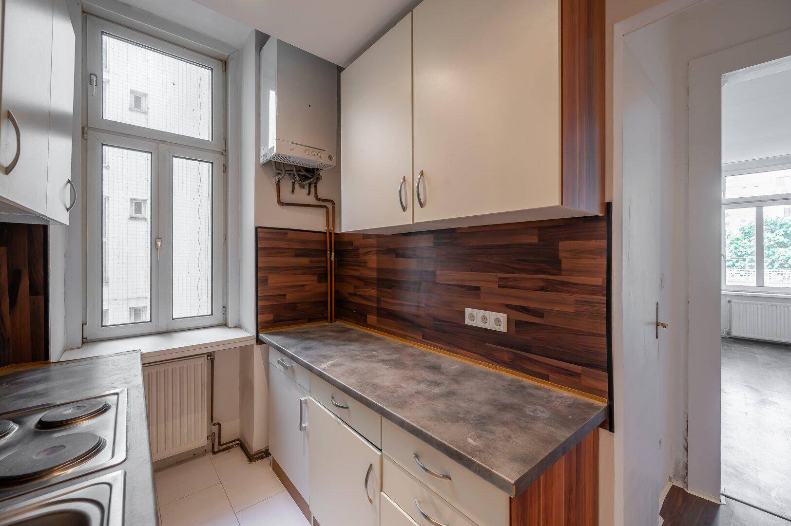 ++NEU++ Sanierungsbedürftige 2-Zimmer Altbau-Wohnung mit viel Potenzial! - zentrale Lage!! - More