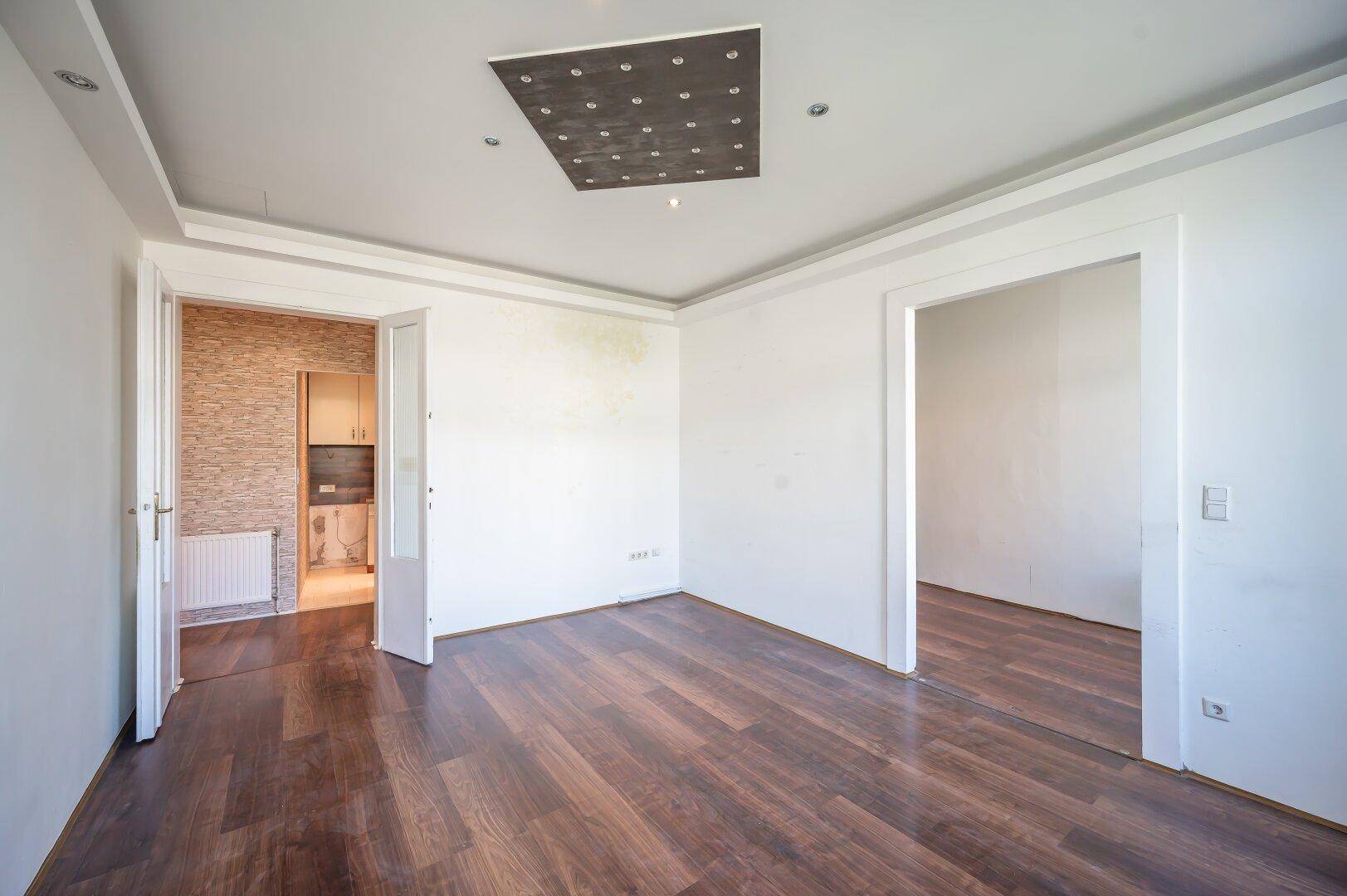 ++NEU++ Sanierungsbedürftige 2-Zimmer Altbau-Wohnung mit viel Potenzial! - zentrale Lage!! - View 2