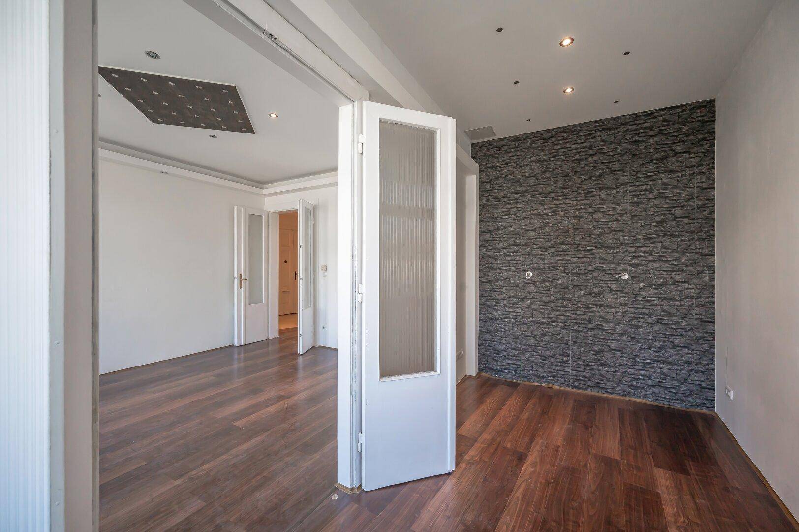 ++NEU++ Sanierungsbedürftige 2-Zimmer Altbau-Wohnung mit viel Potenzial! - zentrale Lage!! - View 4