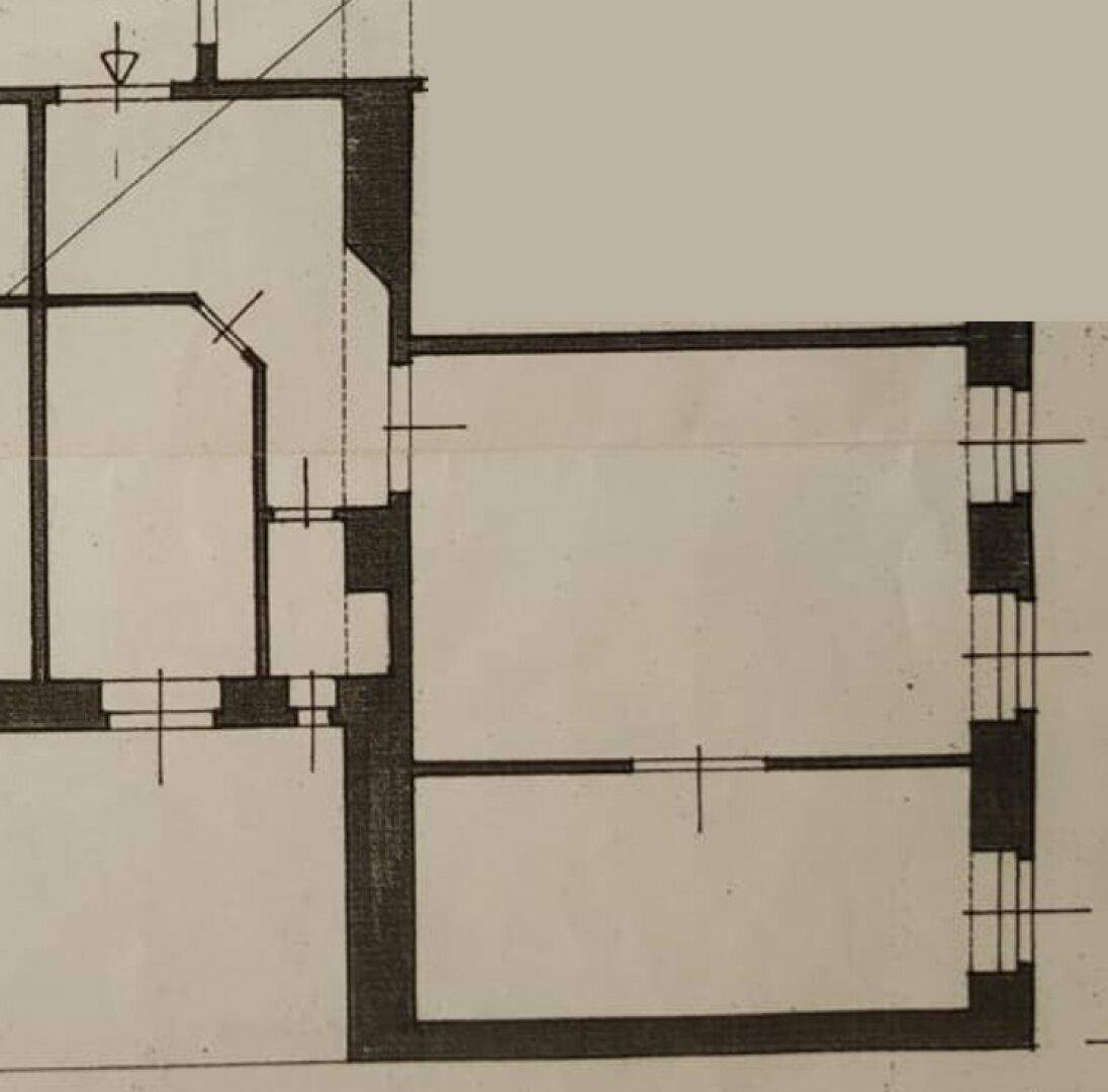 Teilansicht eines Grundrisses mit Raumaufteilung und Fensterpositionen.