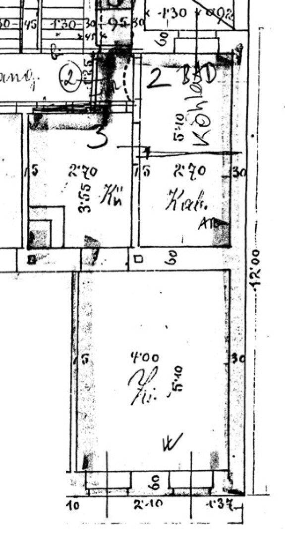 Handgezeichneter Grundriss mit Raumaufteilung und handschriftlichen Notizen.