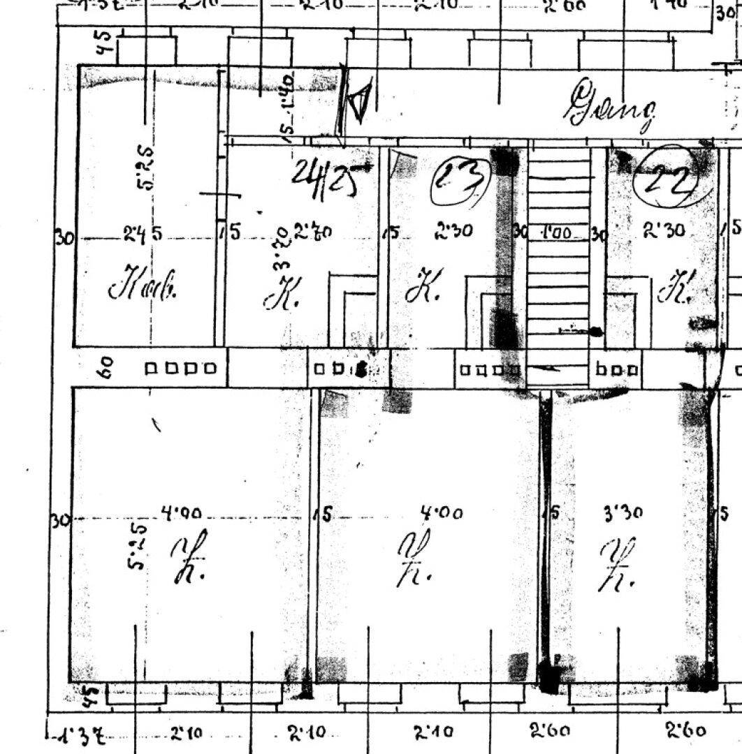 Historischer Grundriss mit mehreren Räumen, einem Flur und einer zentralen Treppe.