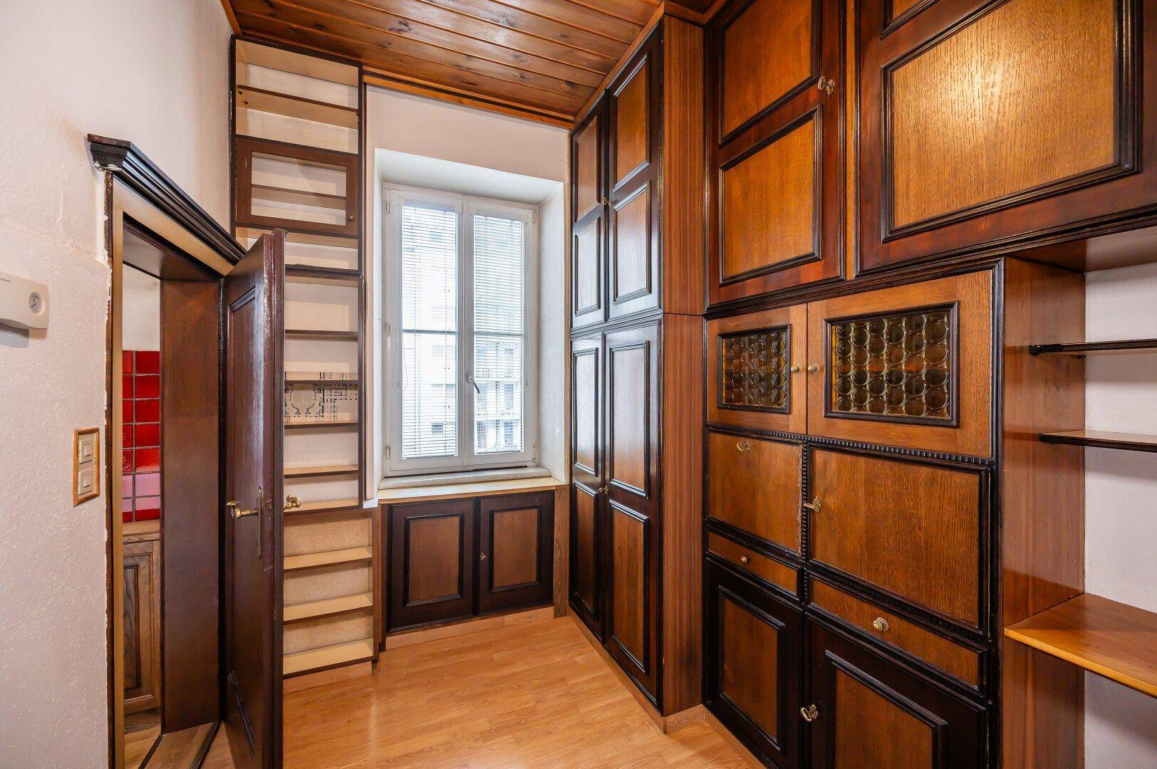 Praktischer Abstellraum mit Einbauschränken und Fenster, ideal für zusätzlichen Stauraum im Haushalt.