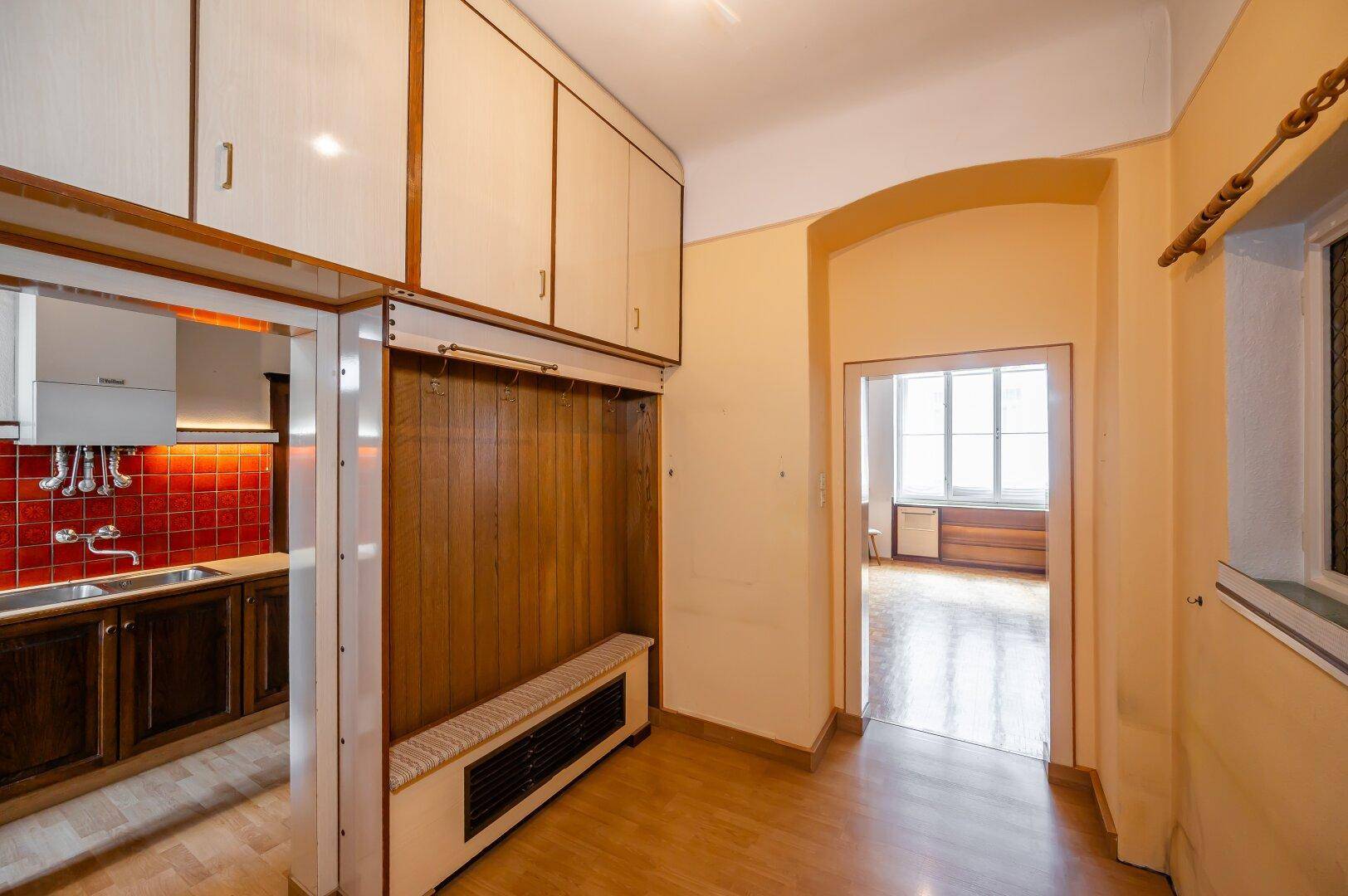 Heller Eingangsbereich mit Garderobe und Einbauschränken, bietet einen praktischen Empfangsbereich.