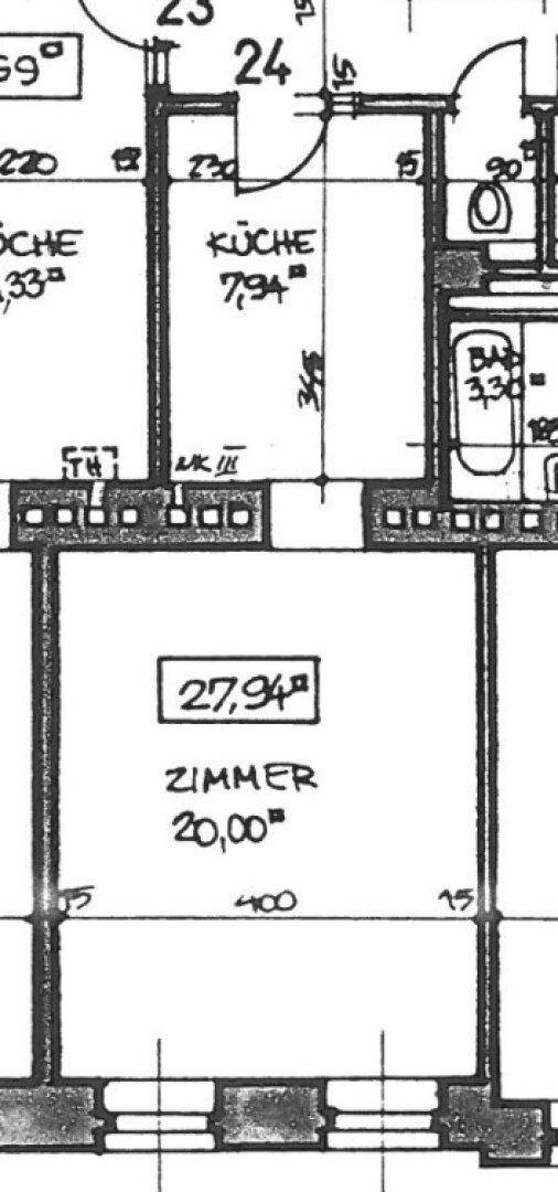 Ausschnitt eines Grundrisses mit Bezeichnungen für Küche und Zimmer sowie Maßangaben.