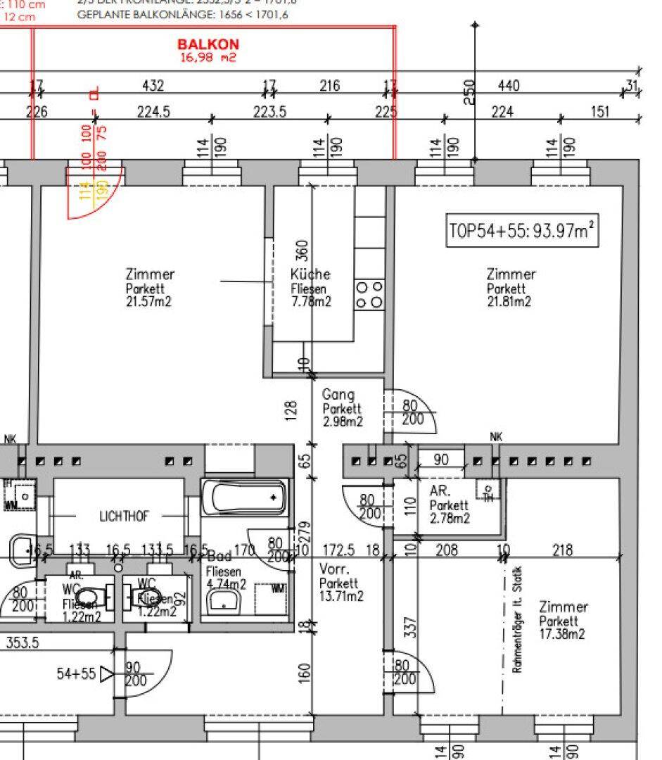 Detaillierter Grundriss einer Wohnung mit mehreren Zimmern, Balkon, Bad und separatem WC.