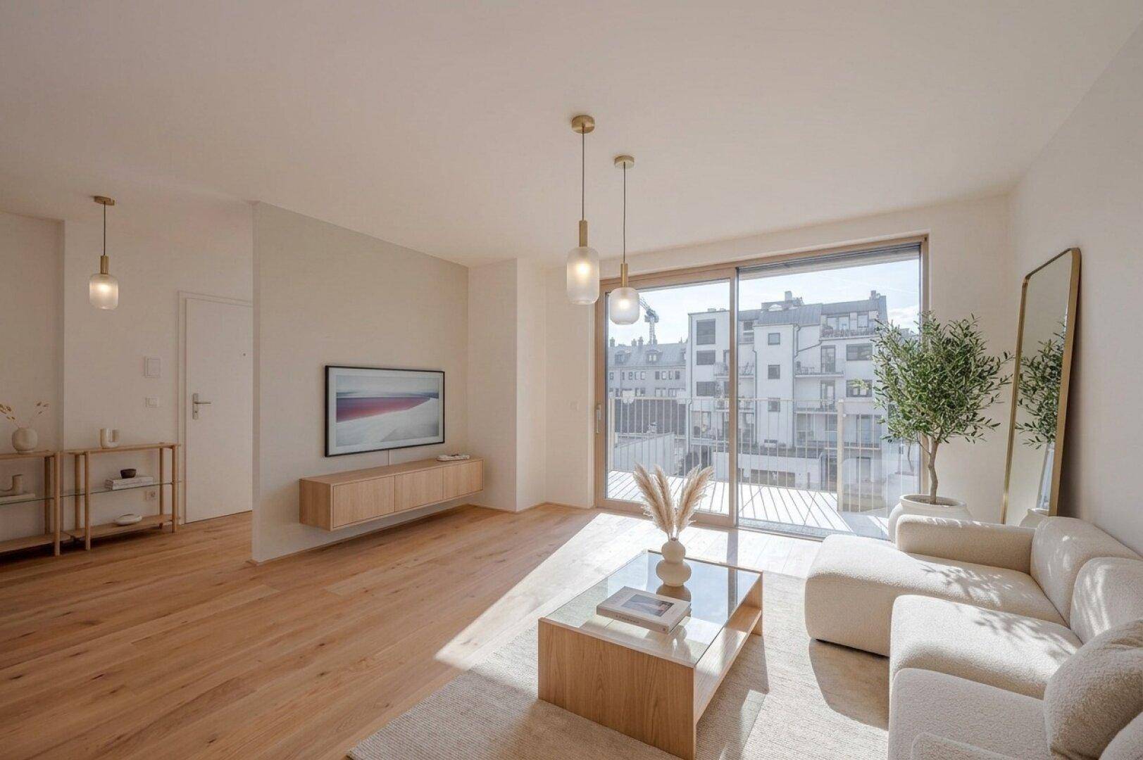 Modern eingerichtetes Wohnzimmer mit Holzboden, bequemer Couch und Zugang zum Balkon.