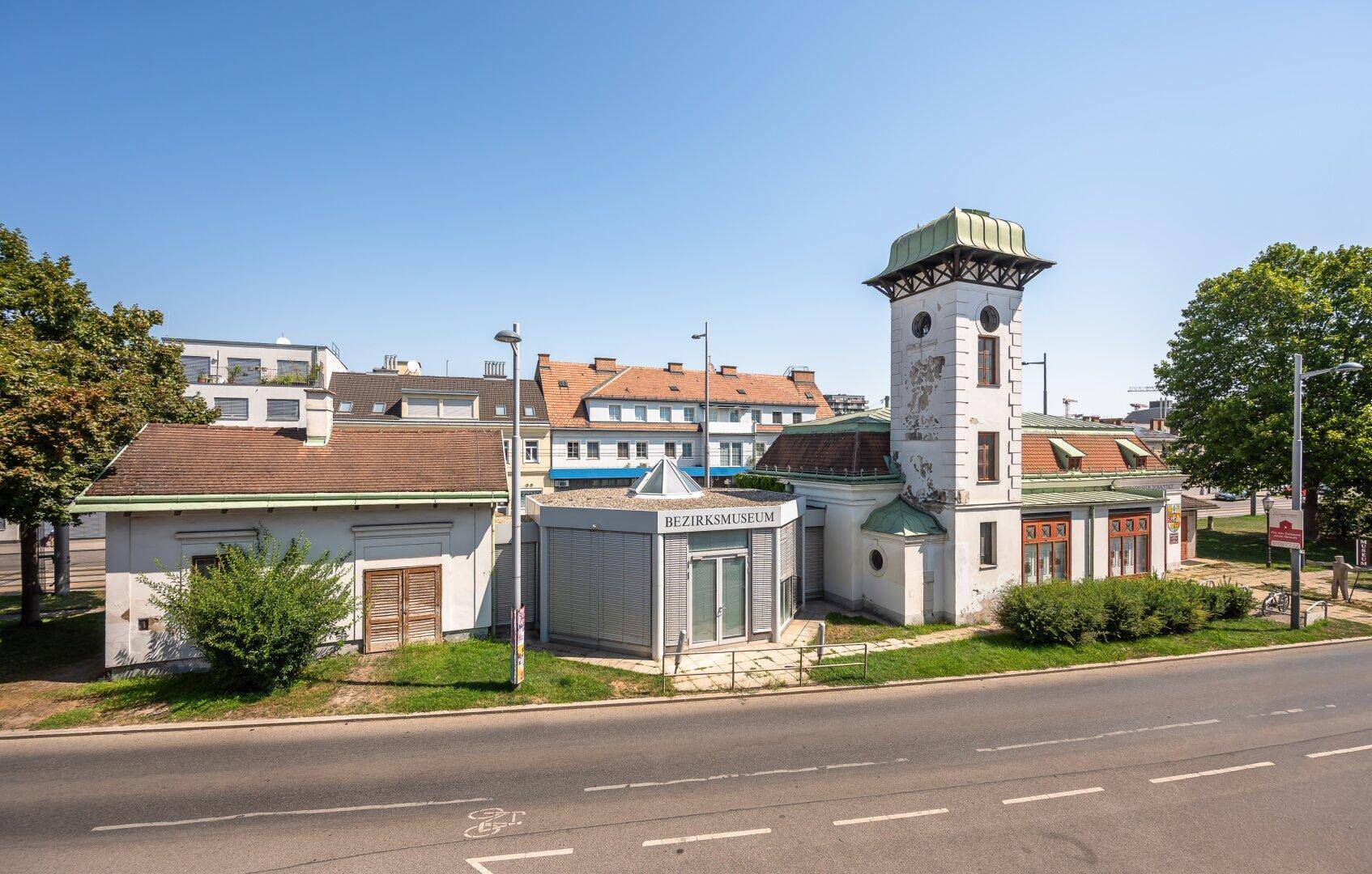Außenansicht eines Gebäudekomplexes mit Museum, von der Straße aus gesehen.