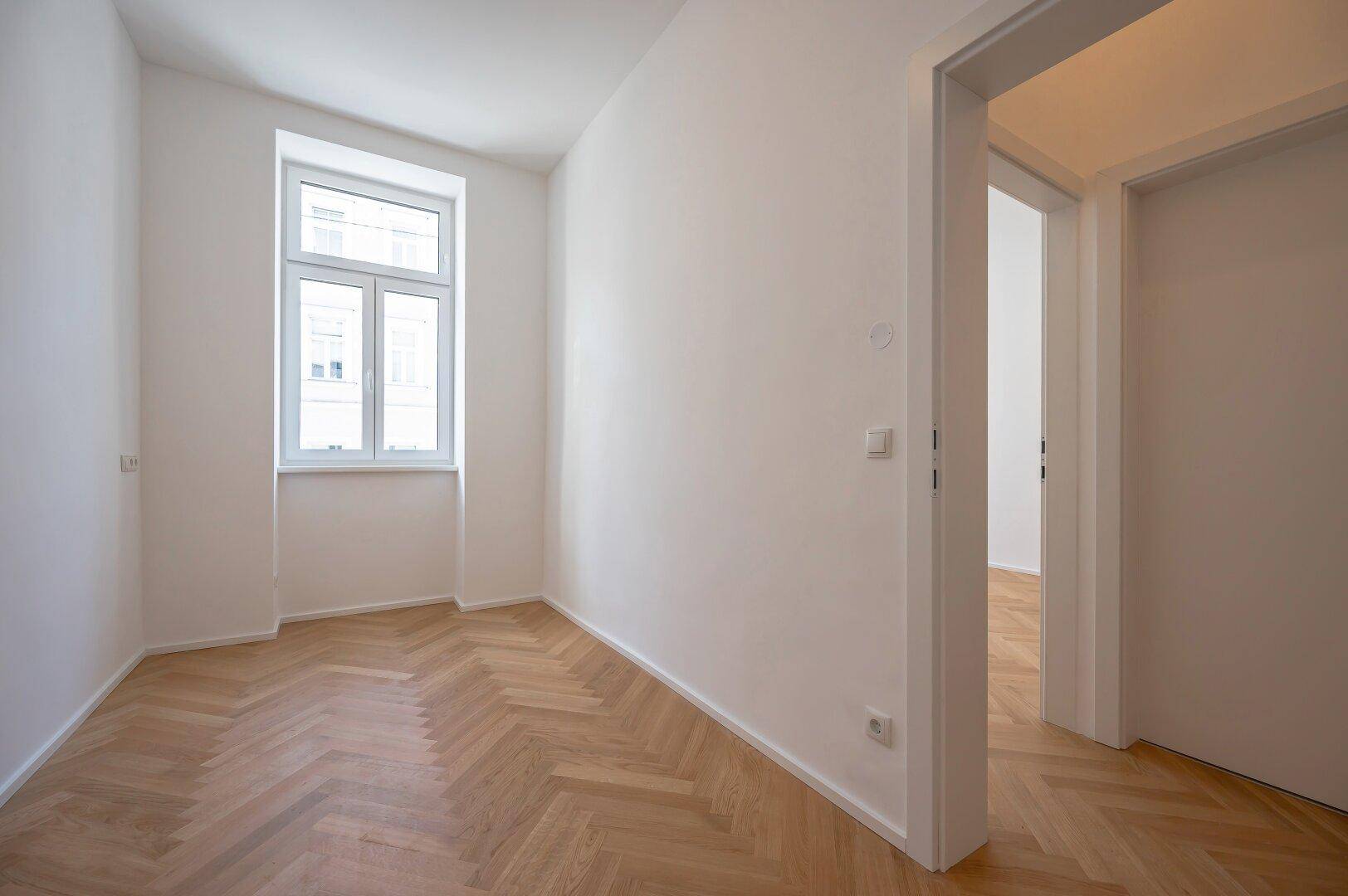Ruhiges Zimmer mit einem Fenster und schönem Fischgrätparkett, vielseitig nutzbar.