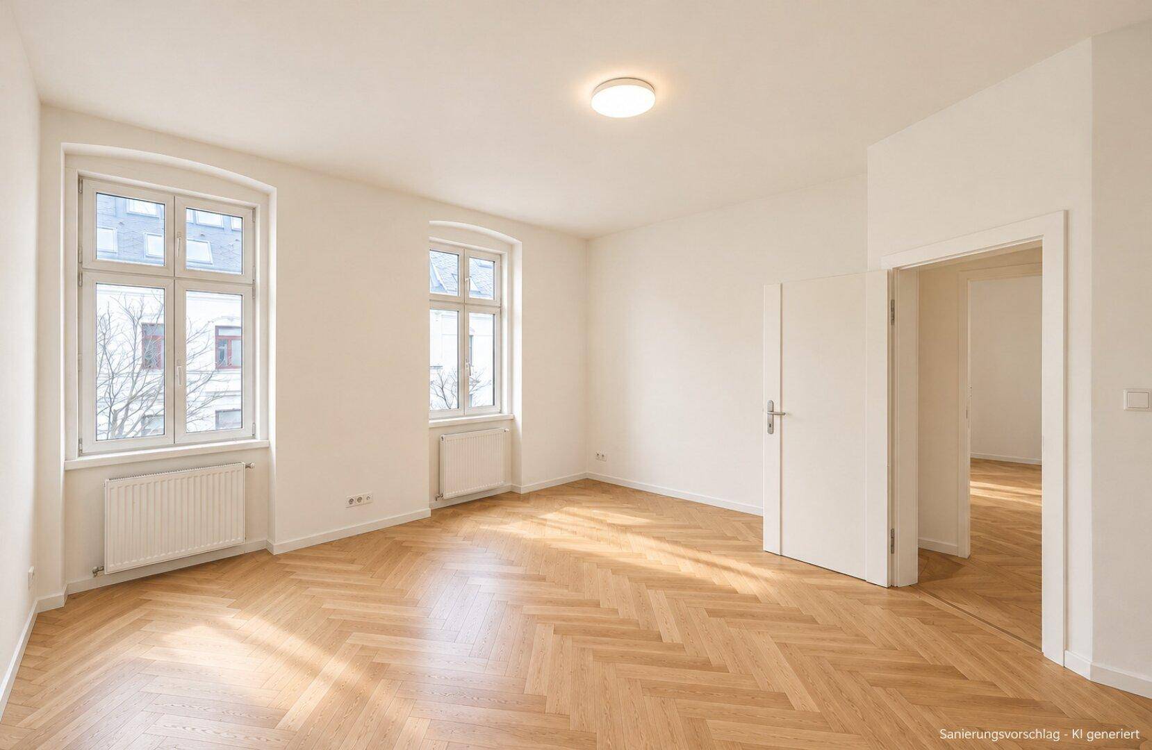 Lichtdurchflutetes Zimmer mit Fischgrätparkett, weißen Wänden und Heizkörpern unter den Fenstern.