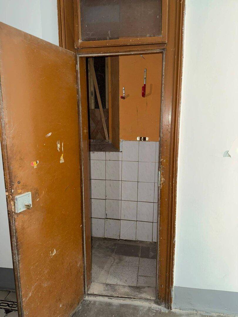 Kleiner Raum mit Fliesen an den Wänden, möglicherweise eine separate Toilette oder Abstellraum.