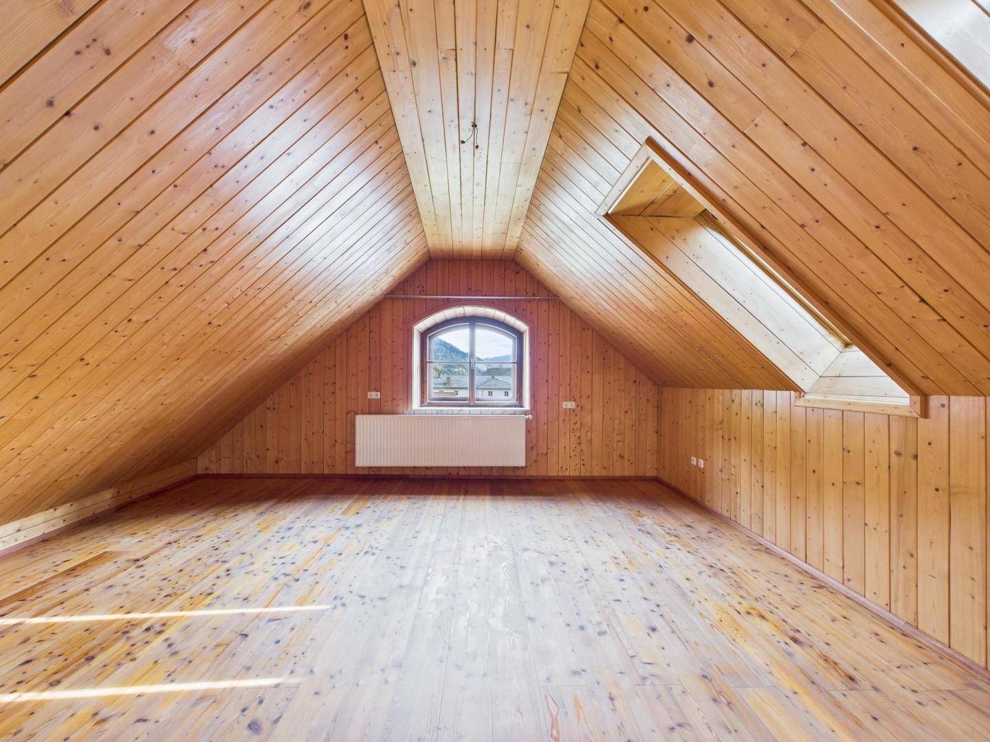 Geräumiger Dachboden mit sichtbarer Holzverkleidung, Holzboden und Dachfenstern, bietet Ausbaupotenzial.