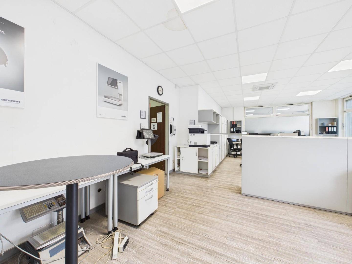 Funktionaler Bürobereich mit Arbeitsplätzen, Ablagemöglichkeiten und hellem, pflegeleichtem Bodenbelag.