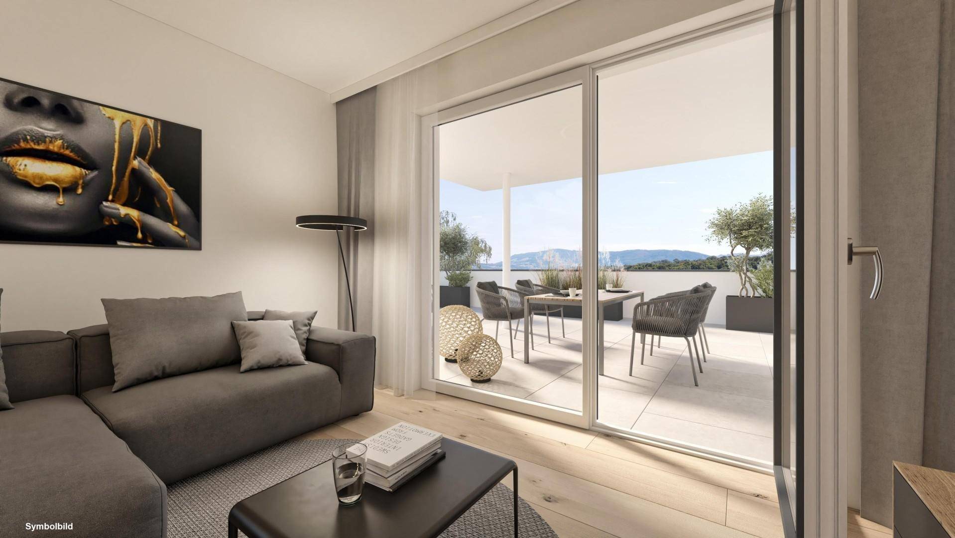 Gemütliches Wohnzimmer mit Sofa und großen Schiebetüren, die zur möblierten Terrasse führen.