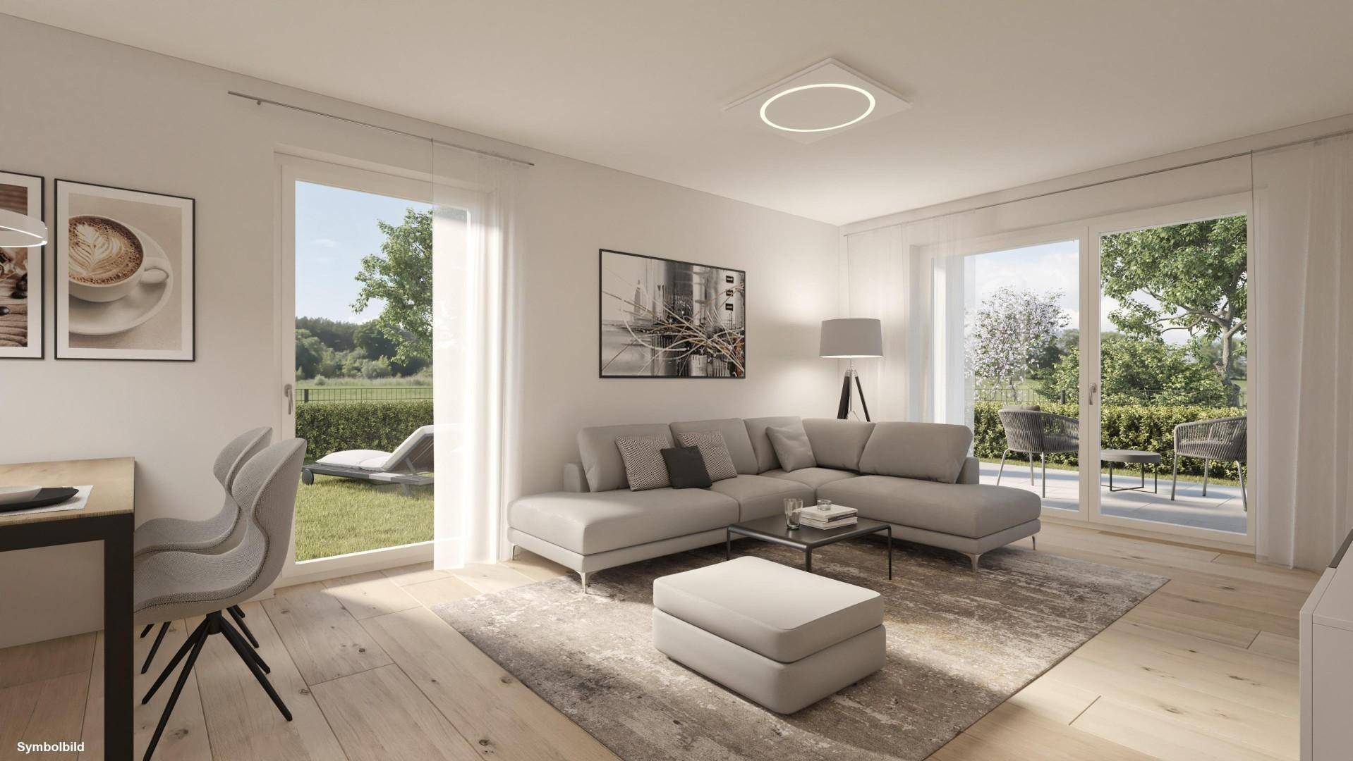 Helles Wohnzimmer mit beigem Sofa, Holzboden und direktem Zugang zum Garten.