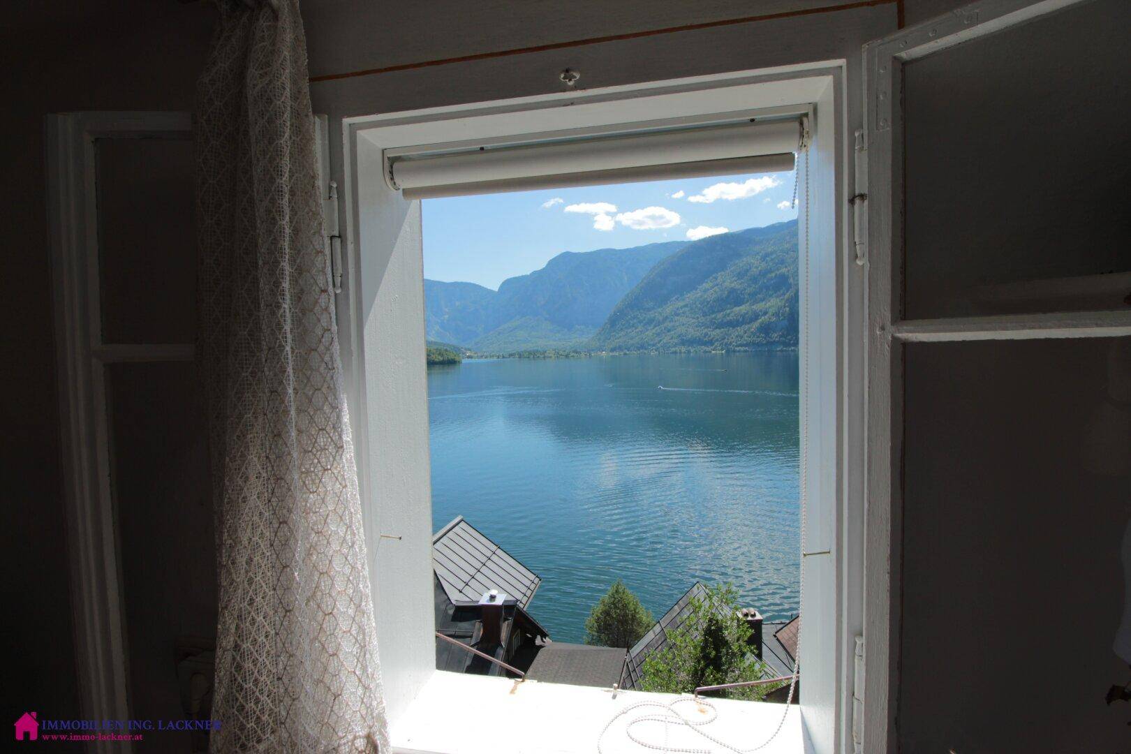 Fenster mit weitem Blick auf den See und die beeindruckende Bergkulisse.