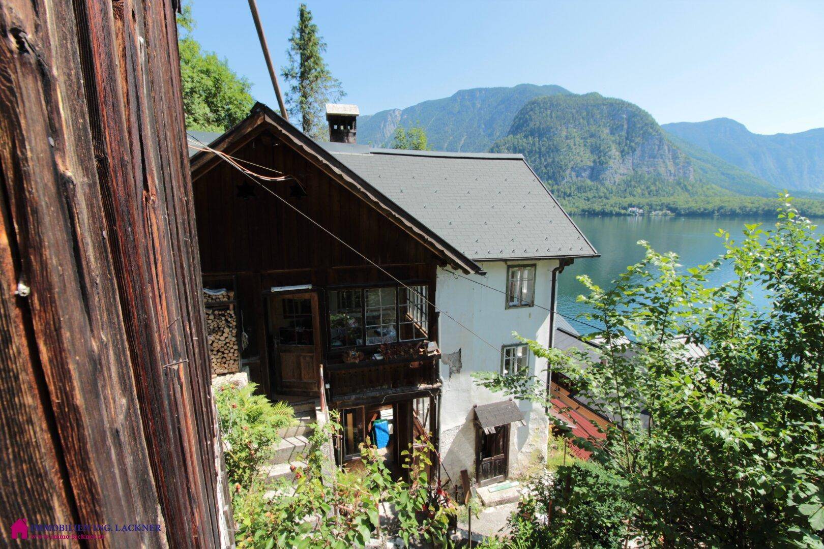 Charmantes Haus am Hang mit traditioneller Architektur und herrlichem Seeblick.