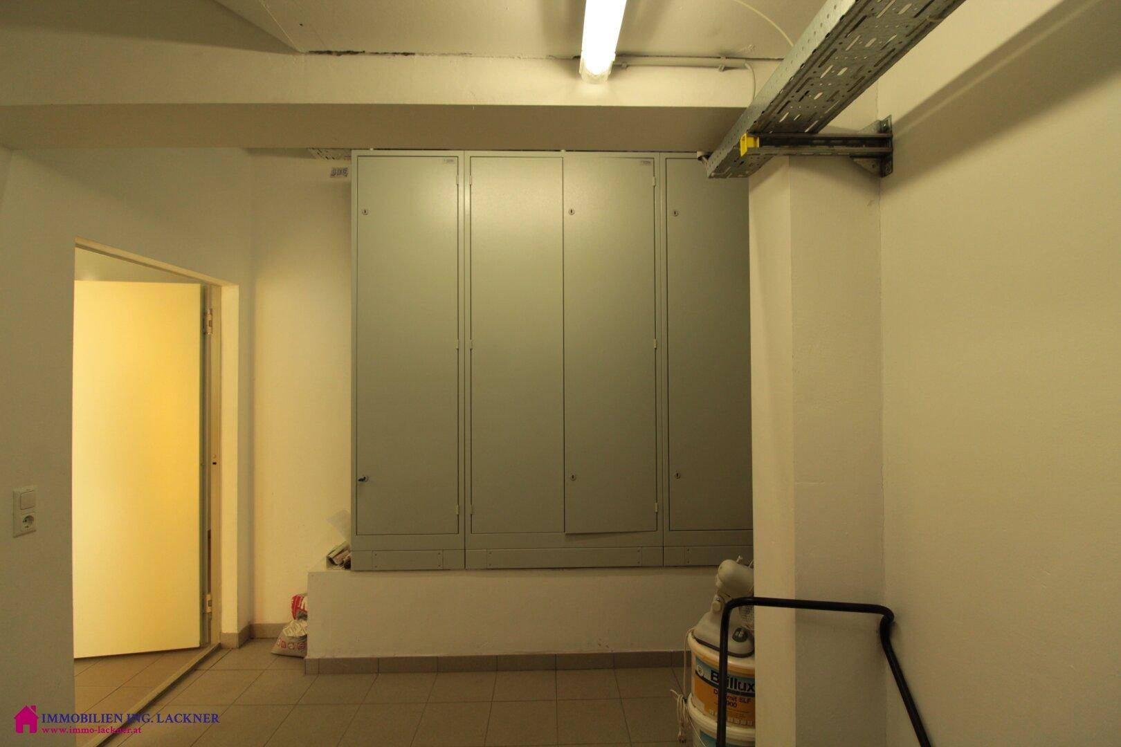 Technikraum mit großen Schaltschränken und sichtbaren Installationen an der Decke.
