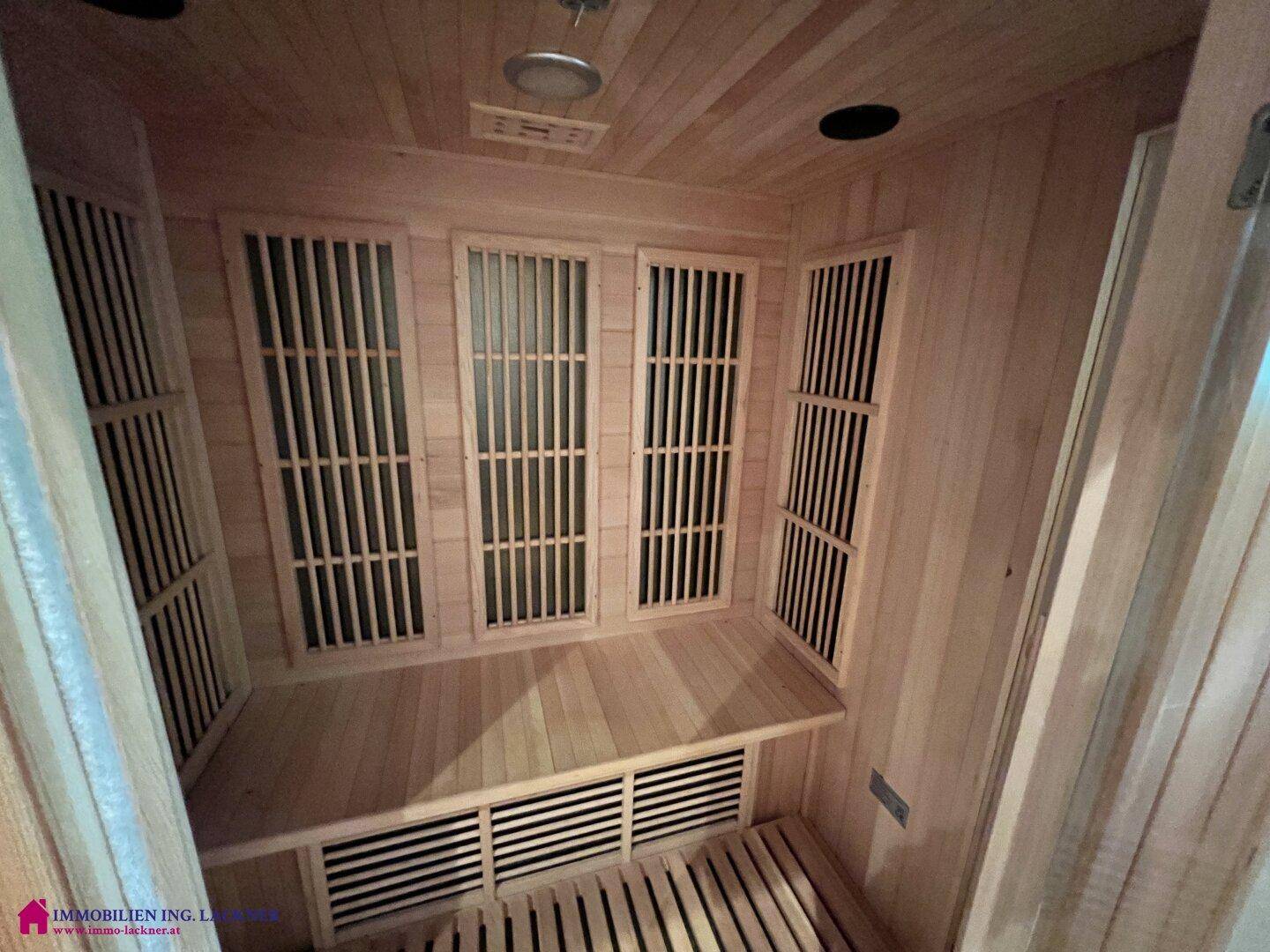 Moderne Holzsauna mit bequemen Bänken und stimmungsvoller Beleuchtung für Entspannung.