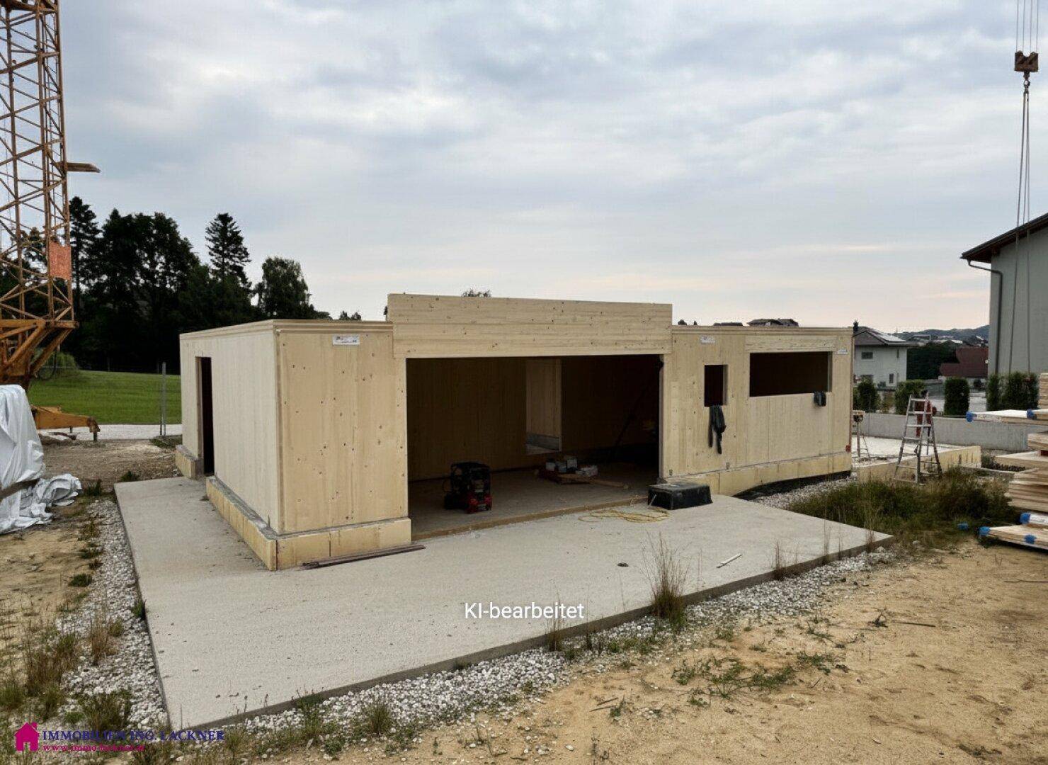Rohbau des Erdgeschosses in Holzbauweise mit vorbereiteter Bodenplatte.